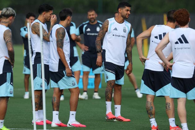 Argentina s defender Cristian Romero C and players take part in a training session during the 2026 FIFA World Cup football tournament at Sporting KC Training Centre in Kansas City on June 12, 2026 ¨ Photo by Alejandro PAGNI PHOTOxPHOTO KANSAS CITY UNITED STATES Copyright: xALEJANDROxPAGNIx
