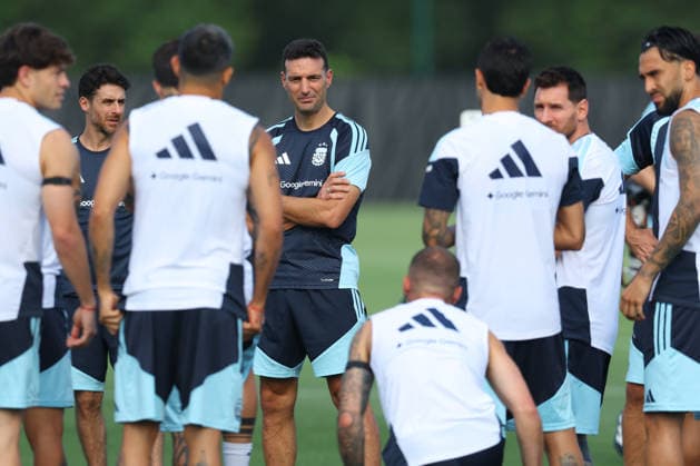 Argentina™s head coach Lionel Scaloni C chats with players during a training session during the 2026 FIFA World Cup football tournament at Sporting KC Training Centre in Kansas City on June 12, 2026 ¨ Photo by Alejandro PAGNI PHOTOxPHOTO KANSAS CITY UNITED STATES Copyright: xALEJANDROxPAGNIx