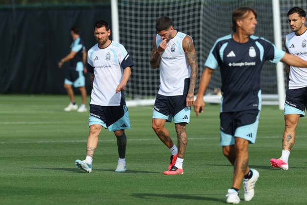 Argentina s forward Lionel Messi L and midfielder Rodrigo De Paul take part in a training session during the 2026 FIFA World Cup football tournament at Sporting KC Training Centre in Kansas City on June 12, 2026 ¨ Photo by Alejandro PAGNI PHOTOxPHOTO KANSAS CITY UNITED STATES Copyright: xALEJANDROxPAGNIx