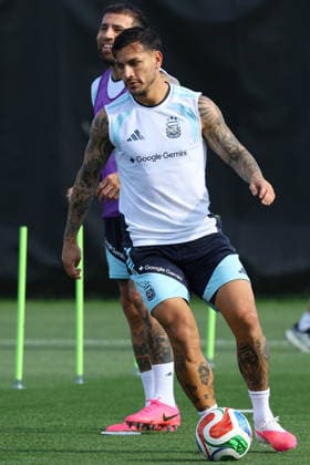 Argentina s midfielder Leandro Paredes takes part in a training session during the 2026 FIFA World Cup football tournament at Sporting KC Training Centre in Kansas City on June 12, 2026 ¨ Photo by Alejandro PAGNI PHOTOxPHOTO KANSAS CITY UNITED STATES Copyright: xALEJANDROxPAGNIx