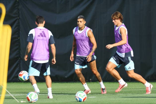 Argentina s forward Nicolas Paz R and Argentina s defender Facundo Medina take part in a training session during the 2026 FIFA World Cup football tournament at Sporting KC Training Centre in Kansas City on June 12, 2026 ¨ Photo by Alejandro PAGNI PHOTOxPHOTO KANSAS CITY UNITED STATES Copyright: xALEJANDROxPAGNIx