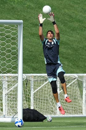 Argentina™s goalkeeper Emiliano Martinez takes part in a training session during the 2026 FIFA World Cup football tournament at Sporting KC Training Centre in Kansas City on June 12, 2026 ¨ Photo by Alejandro PAGNI PHOTOxPHOTO KANSAS CITY UNITED STATES Copyright: xALEJANDROxPAGNIx