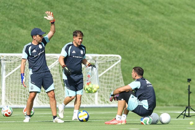 Argentina™s goalkeeper Emiliano Martinez R chats with goalkeepers trainer Martin Tocalli L during a training session during the 2026 FIFA World Cup soccer tournament at Sporting KC Training Centre in Kansas City on June 12, 2026 ¨ Photo by Alejandro PAGNI PHOTOxPHOTO KANSAS CITY UNITED STATES Copyright: xALEJANDROxPAGNIx