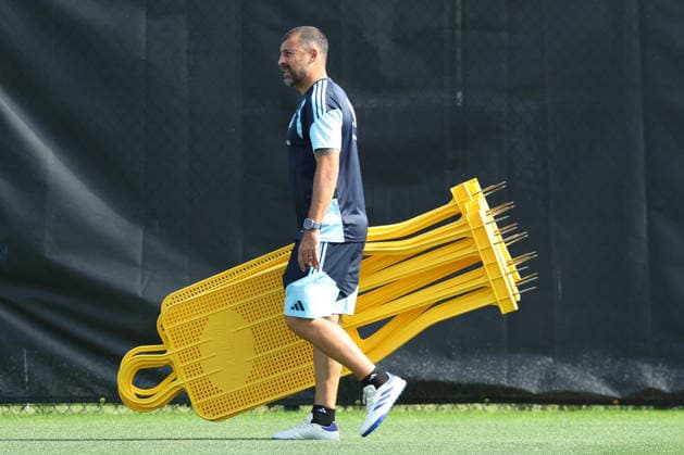 Argentina™s coach assistant Walter Samuel prepares elements during a training session during the 2026 FIFA World Cup soccer tournament at Sporting KC Training Centre in Kansas City on June 12, 2026 ¨ Photo by Alejandro PAGNI PHOTOxPHOTO KANSAS CITY UNITED STATES Copyright: xALEJANDROxPAGNIx