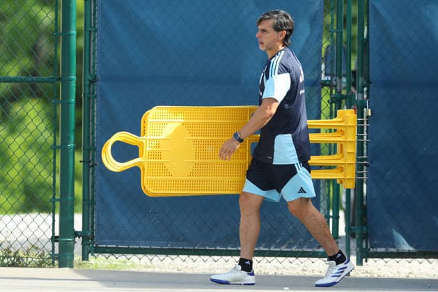 Argentina™s coach assistant Fabian Ayala prepares elements during a training session during the 2026 FIFA World Cup football tournament at Sporting KC Training Centre in Kansas City on June 12, 2026 ¨ Photo by Alejandro PAGNI PHOTOxPHOTO KANSAS CITY UNITED STATES Copyright: xALEJANDROxPAGNIx