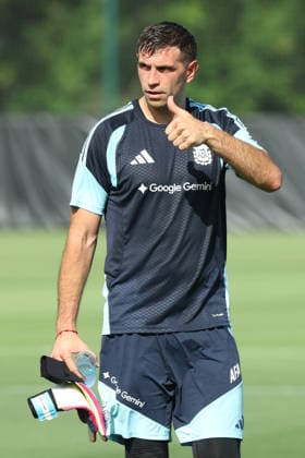 Argentina™s goalkeeper Emiliano Martinez gestures during a training session during the 2026 FIFA World Cup football tournament at Sporting KC Training Centre in Kansas City on June 12, 2026 ¨ Photo by Alejandro PAGNI PHOTOxPHOTO KANSAS CITY UNITED STATES Copyright: xALEJANDROxPAGNIx