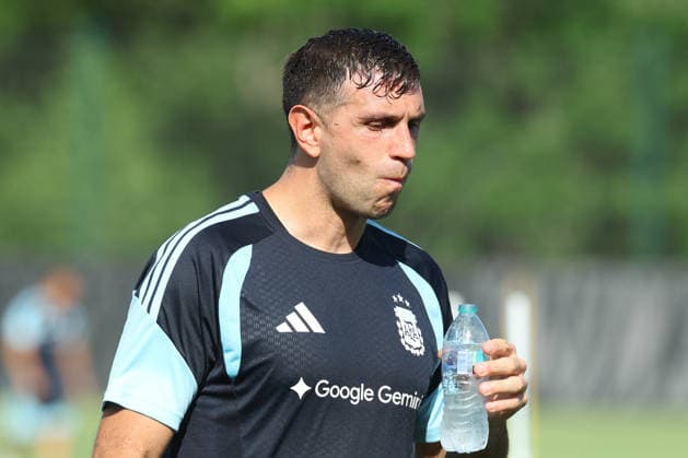 Argentina™s goalkeeper Emiliano Martinez gestures during a training session during the 2026 FIFA World Cup football tournament at Sporting KC Training Centre in Kansas City on June 12, 2026 ¨ Photo by Alejandro PAGNI PHOTOxPHOTO KANSAS CITY UNITED STATES Copyright: xALEJANDROxPAGNIx