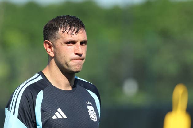 Argentina™s goalkeeper Emiliano Martinez gestures during a training session during the 2026 FIFA World Cup football tournament at Sporting KC Training Centre in Kansas City on June 12, 2026 ¨ Photo by Alejandro PAGNI PHOTOxPHOTO KANSAS CITY UNITED STATES Copyright: xALEJANDROxPAGNIx