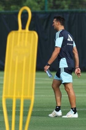 Argentina™s head coach Lionel Scaloni looks on during a training session during the 2026 FIFA World Cup football tournament at Sporting KC Training Centre in Kansas City on June 12, 2026 ¨ Photo by Alejandro PAGNI PHOTOxPHOTO KANSAS CITY UNITED STATES Copyright: xALEJANDROxPAGNIx