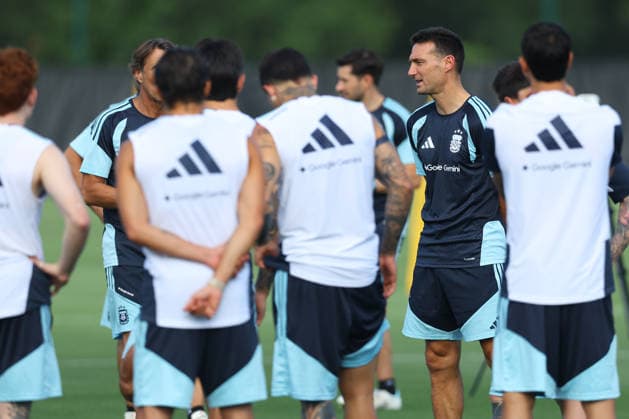 Argentina™s head coach Lionel Scaloni C R chats with players during a training session during the 2026 FIFA World Cup football tournament at Sporting KC Training Centre in Kansas City on June 12, 2026 ¨ Photo by Alejandro PAGNI PHOTOxPHOTO KANSAS CITY UNITED STATES Copyright: xALEJANDROxPAGNIx