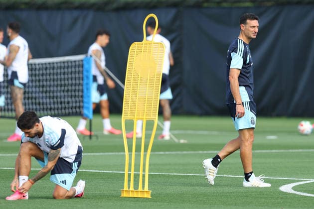 Argentina™s head coach Lionel Scaloni R walks next Argentina s defender Gonzalo Montiel L during a training session during the 2026 FIFA World Cup football tournament at Sporting KC Training Centre in Kansas City on June 12, 2026 ¨ Photo by Alejandro PAGNI PHOTOxPHOTO KANSAS CITY UNITED STATES Copyright: xALEJANDROxPAGNIx