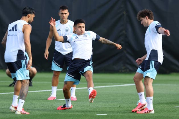 L to R Argentina s forward Nicolas Gonzalez, forward Lautaro Martinez, midfielder Thiago Almada and forward Julian Alvarez take part in a training session during the 2026 FIFA World Cup football tournament at Sporting KC Training Centre in Kansas City on June 12, 2026 ¨ Photo by Alejandro PAGNI PHOTOxPHOTO KANSAS CITY UNITED STATES Copyright: xALEJANDROxPAGNIx