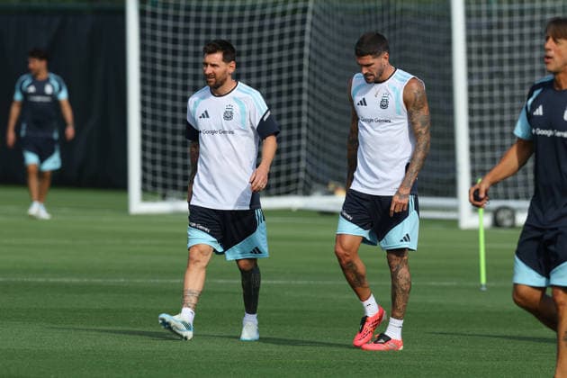 Argentina s forward Lionel Messi L and midfielder Rodrigo De Paul take part in a training session during the 2026 FIFA World Cup football tournament at Sporting KC Training Centre in Kansas City on June 12, 2026 ¨ Photo by Alejandro PAGNI PHOTOxPHOTO KANSAS CITY UNITED STATES Copyright: xALEJANDROxPAGNIx