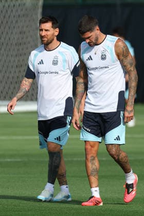 Argentina s forward Lionel Messi L and midfielder Rodrigo De Paul take part in a training session during the 2026 FIFA World Cup football tournament at Sporting KC Training Centre in Kansas City on June 12, 2026 ¨ Photo by Alejandro PAGNI PHOTOxPHOTO KANSAS CITY UNITED STATES Copyright: xALEJANDROxPAGNIx