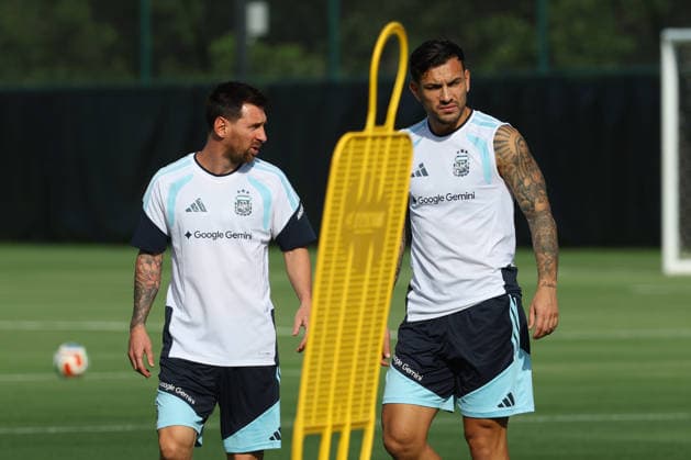 Argentina s midfielder Leandro Paredes R and forward Lionel Messi take part in a training session during the 2026 FIFA World Cup football tournament at Sporting KC Training Centre in Kansas City on June 12, 2026 ¨ Photo by Alejandro PAGNI PHOTOxPHOTO KANSAS CITY UNITED STATES Copyright: xALEJANDROxPAGNIx