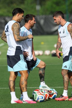 L to R Argentina s midfielder Leandro Paredes, forward Lionel Messi and midfielder Rodrigo De Paul take part in a training session during the 2026 FIFA World Cup football tournament at Sporting KC Training Centre in Kansas City on June 12, 2026 ¨ Photo by Alejandro PAGNI PHOTOxPHOTO KANSAS CITY UNITED STATES Copyright: xALEJANDROxPAGNIx