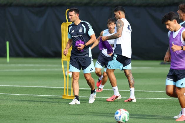 Argentina™s head coach Lionel Scaloni looks on during a training session during the 2026 FIFA World Cup football tournament at Sporting KC Training Centre in Kansas City on June 12, 2026 ¨ Photo by Alejandro PAGNI PHOTOxPHOTO KANSAS CITY UNITED STATES Copyright: xALEJANDROxPAGNIx