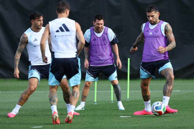 Argentina s defender Nicolas Otamendi R controls the ball next his teammates forward Lionel Messi C and midfielder Leandro Paredes during a training session during the 2026 FIFA World Cup football tournament at Sporting KC Training Centre in Kansas City on June 12, 2026 ¨ Photo by Alejandro PAGNI PHOTOxPHOTO KANSAS CITY UNITED STATES Copyright: xALEJANDROxPAGNIx