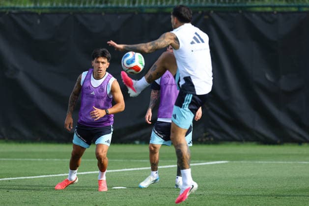 Argentina s midfielder Leandro Paredes C controls the ball next his teammate defender Lisandro Martinez L during a training session during the 2026 FIFA World Cup football tournament at Sporting KC Training Centre in Kansas City on June 12, 2026 ¨ Photo by Alejandro PAGNI PHOTOxPHOTO KANSAS CITY UNITED STATES Copyright: xALEJANDROxPAGNIx