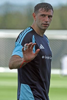 Argentina™s goalkeeper Emiliano Martinez waves during a training session during the 2026 FIFA World Cup football tournament at Sporting KC Training Centre in Kansas City on June 12, 2026 ¨ Photo by Alejandro PAGNI PHOTOxPHOTO KANSAS CITY UNITED STATES Copyright: xALEJANDROxPAGNIx