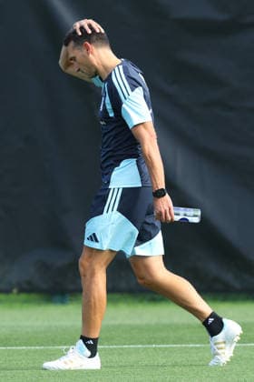 Argentina™s head coach Lionel Scaloni looks on during a training session during the 2026 FIFA World Cup football tournament at Sporting KC Training Centre in Kansas City on June 12, 2026 ¨ Photo by Alejandro PAGNI PHOTOxPHOTO KANSAS CITY UNITED STATES Copyright: xALEJANDROxPAGNIx