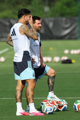 L to R Argentina s midfielder Leandro Paredes and forward Lionel Messi take part in a training session during the 2026 FIFA World Cup football tournament at Sporting KC Training Centre in Kansas City on June 12, 2026 ¨ Photo by Alejandro PAGNI PHOTOxPHOTO KANSAS CITY UNITED STATES Copyright: xALEJANDROxPAGNIx