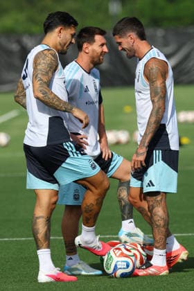 L to R Argentina s midfielder Leandro Paredes, forward Lionel Messi and midfielder Rodrigo De Paul take part in a training session during the 2026 FIFA World Cup football tournament at Sporting KC Training Centre in Kansas City on June 12, 2026 ¨ Photo by Alejandro PAGNI PHOTOxPHOTO KANSAS CITY UNITED STATES Copyright: xALEJANDROxPAGNIx