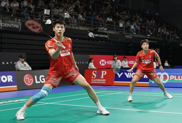 (260613) -- SYDNEY, June 13, 2026 -- Feng Yanzhe (L) Huang Dongping compete during the mixed doubles semifinal match between Feng Yanzhe Huang Dongping of China and Presley Smith Jennie Gai of the United States at the Australian Badminton Open 2026 in Sydney, Australia, June 13, 2026. ) (SP)AUSTRALIA-SYDNEY-BADMINTON-AUSTRALIAN OPEN-MIXED DOUBLES-SEMIFINALS GongxBing 