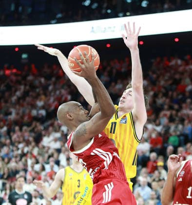 from left front Isiaha MIKE M nchen , Moses WOOD Berlin , Basketball, He Bundesliga, 2025 26, Final 1 match, FC Bayern Basketball vs Alba Berlin, SAP Garden, 12 06 26, Copyright: WolfgangxFehrmann