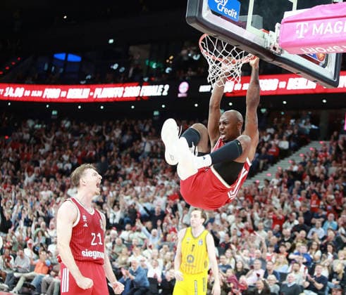 Cheering at from left Justus HOLLATZ Muenchen , Isiaha MIKE M nchen , Basketball, He Bundesliga, 2025 26, Final 1 match, FC Bayern Basketball vs Alba Berlin, SAP Garden, 12 06 26, Copyright: WolfgangxFehrmann