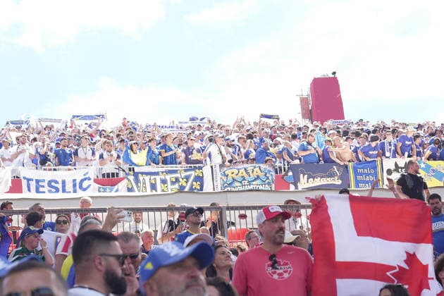 12.06.2026, Toronto Stadium, Toronto, CAN, WM FIFA 2026, Vorrunde, Kanada vs Bosnien-Herzegowina, im Bild Bosnische Fans auf den Tribünen in Toronto. (Photo by Hasan Bratic DeFodi Images) - *** 12 06 2026, Toronto Stadium, Toronto, CAN, FIFA 2026 World Cup, preliminary round, Canada vs Bosnia and Herzegovina, pictured Bosnian fans in the stands in Toronto Photo by Hasan Bratic DeFodi Images