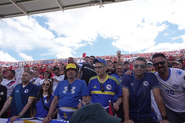 12.06.2026, Toronto Stadium, Toronto, CAN, WM FIFA 2026, Vorrunde, Kanada vs Bosnien-Herzegowina, im Bild Bosnische Fans auf den Tribünen in Toronto. (Photo by Hasan Bratic DeFodi Images) - *** 12 06 2026, Toronto Stadium, Toronto, CAN, FIFA 2026 World Cup, preliminary round, Canada vs Bosnia and Herzegovina, pictured Bosnian fans in the stands in Toronto Photo by Hasan Bratic DeFodi Images