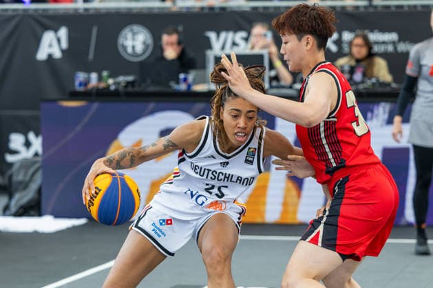BASKETBALL - FIBA 3x3 World Tour VIENNA,AUSTRIA,13.JUN.26 - BASKETBALL - FIBA 3x3 World Tour. Image shows Ama Degbeon (GER) and Chihiro Sawa (Mitsubishi Electric).  GEPAxpictures xPhilippxBrem