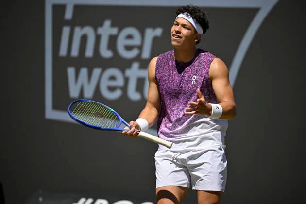 Ben Shelton USA disappointed Gesture Gesture in the background Band advertising Logo INTERWETTEN Tennis Men BOSS Open ATP 250 Stuttgart 2026 Weissenhof BOSS Open ATP 250 Stuttgart 2026