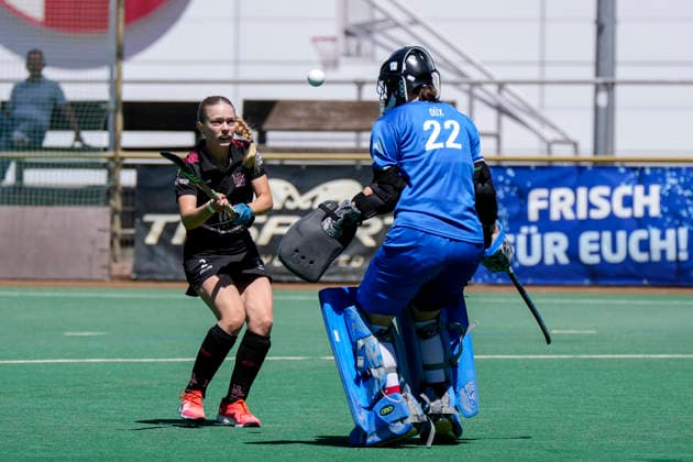 from left Nele Pöhler HCL, 2 , Caroline Düx goalkeeper, goalkeeper, TSVMH, 22 , duel, duel, tackle, tackling, dynamics, action, action, 13 06 2026, Mannheim Germany , Hockey, 2 Bundesliga, Group South, Women, TSV Mannheim HC Ludwigsburg xozx