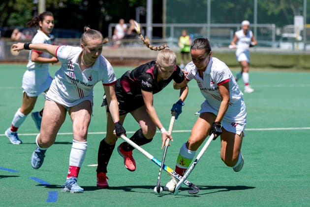 from left Wiebke Wahlster TSVMH, 12 , Nele Pöhler HCL, 2 , Kira Elena Schanzenbecher TSVMH, 41, captain , duel, duel scene, duel, tackle, tackling, dynamics, action, action, 13 06 2026, Mannheim Germany , Hockey, 2 Bundesliga, Group South, Women, TSV Mannheim HC Ludwigsburg xozx