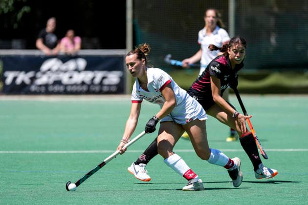 v li Fenna Slawyk TSVMH, 13 , Amira Sophie Hamzah HCL, 16 , duel, duel, tackle, tackling, dynamics, action, action, 13 06 2026, Mannheim Germany , Hockey, 2 Bundesliga, Group South, Women, TSV Mannheim HC Ludwigsburg xozx