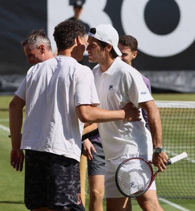 13 06 2026, Boss Open 2026, ATP Tour 250 Stuttgart, TTC Weissenhof, Tennis, Sport, in the picture Ben Shelton USA greets Tommy Haas