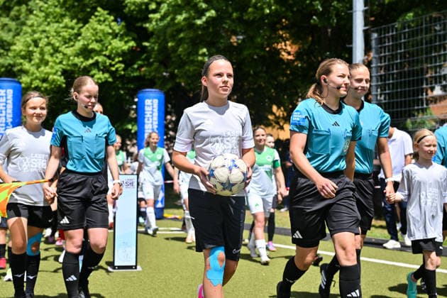 HISCOX Association Cup SC Amicitia München SpVgg Greuther Fürth 13 06 2026 MUNICH, GERMANY 13 June in the picture the run-in of the two teams before the match between SC Amicitia München and SpVgg Greuther Fürth in the final of the HISCOX Association Cup at the sports facility of SC Amicitia Copyright: xBEAUTIFULxSPORTS Goldbergx