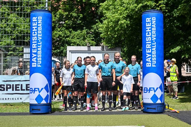 HISCOX Association Cup SC Amicitia München SpVgg Greuther Fürth 13 06 2026 MUNICH, GERMANY 13 June in the picture the run-in of the two teams before the match between SC Amicitia München and SpVgg Greuther Fürth in the final of the HISCOX Association Cup at the sports facility of SC Amicitia Copyright: xBEAUTIFULxSPORTS Goldbergx