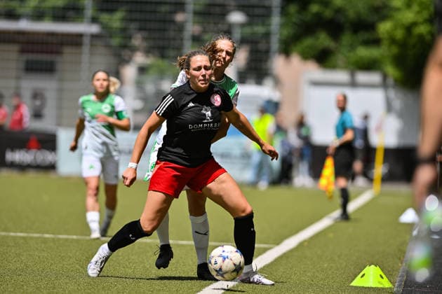 HISCOX Association Cup SC Amicitia München SpVgg Greuther Fürth 13 06 2026 MUNICH, GERMANY 13 June in the duel Annick LEISCHING SC Amicitia München 25 and Lena FRANKE SpVgg Greuther Fürth 22 during the match between SC Amicitia München and SpVgg Greuther Fürth in the final of the HISCOX Association Cup at the sports facility of SC Amicitia Copyright: xBEAUTIFULxSPORTS Goldbergx