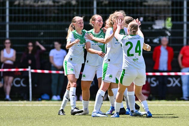 HISCOX Verbandspokal SC Amicitia München SpVgg Greuther Fürth 13 06 2026 MUNICH, GERMANY 13 June The Fürth women cheer after Luisa WÖLFEL scores to make it 0 1 SpVgg Greuther Fürth 10 Goal scorer Happy during the match between SC Amicitia München and SpVgg Greuther Fürth in the final of the HISCOX Verbandspokal at the SC Amicitia sports complex Copyright: xBEAUTIFULxSPORTS Goldbergx