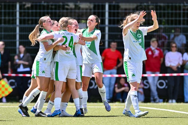 HISCOX Verbandspokal SC Amicitia München SpVgg Greuther Fürth 13 06 2026 MUNICH, GERMANY 13 June The Fürth women cheer after Luisa WÖLFEL scores to make it 0 1 SpVgg Greuther Fürth 10 Goal scorer Happy during the match between SC Amicitia München and SpVgg Greuther Fürth in the final of the HISCOX Verbandspokal at the SC Amicitia sports complex Copyright: xBEAUTIFULxSPORTS Goldbergx