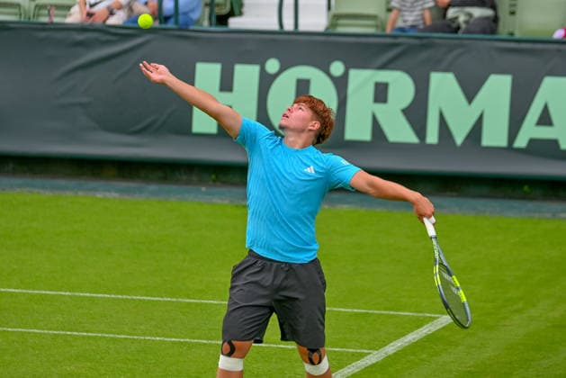 Diego Dedura Germany serving TERRA WORTMANN Open 2026, Tennis, ATP 500, Tournament, Qualification, 13 06 2026, TERRA WORTMANN Open 2026, Tennis, ATP 500, Tournament, Qualification, 13 06 2026 Halle Copyright: xEibner-Pressefoto RobertxGertzenx EP_RGN