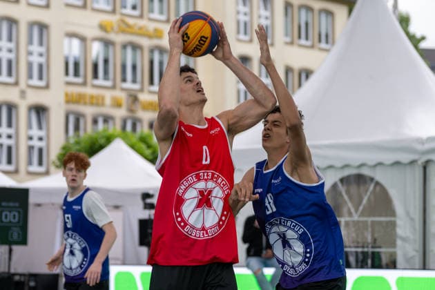 duel between Jules Rambaut Team Toulouse, 0 and Elias Koeppen Team New Delhi, 38 Innside 3x3 Circus, basketball, group phase, D Sports, 13 06 2026 Innside 3x3 Circus, basketball, group phase, D Sports, 13 06 2026 Duesseldorf Copyright: xEibner-Pressefoto ThomasxHaeslerx EP_THR