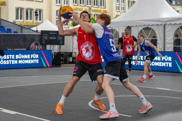 duel between Jules Rambaut Team Toulouse, 0 and Frederic Kraass Team New Delhi, 51 Innside 3x3 Circus, basketball, group phase, D Sports, 13 06 2026 Innside 3x3 Circus, basketball, group phase, D Sports, 13 06 2026 Duesseldorf Copyright: xEibner-Pressefoto ThomasxHaeslerx EP_THR