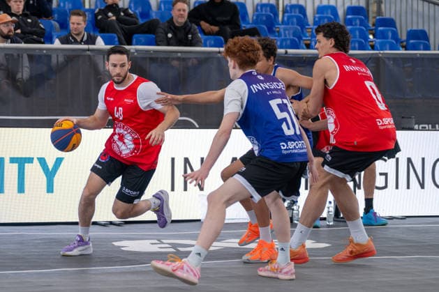 Hugo Suhard Team Toulouse, 40 dribbling with Frederic Kraass Team New Delhi, 51 and Jules Rambaut Team Toulouse, 0 Innside 3x3 Circus, Basketball, Group Phase, D Sports, 13 06 2026 Innside 3x3 Circus, Basketball, Group Phase, D Sports, 13 06 2026 Duesseldorf Copyright: xEibner-Pressefoto ThomasxHaeslerx EP_THR
