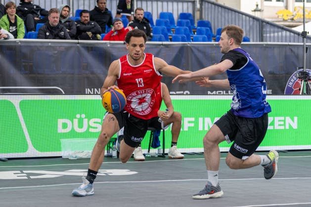 Duel between Miles Osei Team Bochum, 13 and Simon Feneberg Team Hannover, 37 Innside 3x3 Circus, basketball, group phase, D Sports, 13 06 2026 Innside 3x3 Circus, basketball, group phase, D Sports, 13 06 2026 Duesseldorf Copyright: xEibner-Pressefoto ThomasxHaeslerx EP_THR