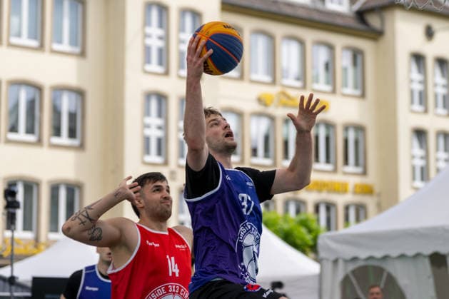 Aitor Julen Pickett Heerwagen Team Bochum, 14 cannot prevent Simon Feneberg Team Hannover, 37 from making a basket Innside 3x3 Circus, Basketball, Group Phase, D Sports, 13 06 2026 Innside 3x3 Circus, Basketball, Group Phase, D Sports, 13 06 2026 Duesseldorf Copyright: xEibner-Pressefoto ThomasxHaeslerx EP_THR