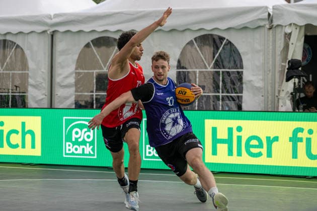 Duel between Miles Osei Team Bochum, 13 and Simon Feneberg Team Hannover, 37 Innside 3x3 Circus, basketball, group phase, D Sports, 13 06 2026 Innside 3x3 Circus, basketball, group phase, D Sports, 13 06 2026 Duesseldorf Copyright: xEibner-Pressefoto ThomasxHaeslerx EP_THR